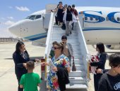 تنشيط السياحة..أولى رحلات كازاخستان تصل مطار العلمين واستقبالها بالورود (صور)