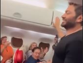 تامر حسنى يغنى مع أردنيين على الطائرة قبل إحياء زفاف الأمير الحسين "فيديو"