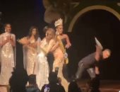 رجل يحطم تاج مسابقة ملكات الجمال فى البرازيل بعد خسارة زوجته.. فيديو