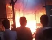 حريق هائل يلتهم عدد من المحلات التجارية بمدينة كوم أمبو بأسوان.. فيديو وصور