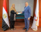 محافظ سوهاج يسلم الأم المثالية شيكا بقيمة 50 ألف جنيه