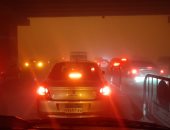 طريق السويس يتحول لظلام دامس فى "عز الضهر" بسبب العاصفة الترابية.. صور