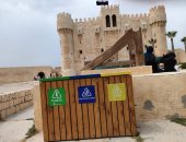 صناديق جديدة لفصل القمامة داخل قلعة قايتباي الأثرية بالإسكندرية.. صور