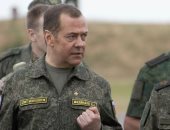 رئيس مجلس الأمن الروسى مرتديا الزى العسكرى: يجب إبادة نظام كييف