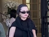 سيلينا جوميز بإطلالة سوداء بالكامل خلال نزهتها فى باريس 