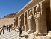 سياح العالم يستمتعون بزيارة المعابد والمقابر الفرعونية فى غرب الأقصر