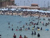 إقبال كبير على شواطئ الإسكندرية بسبب موجة الطقس الحار.. صور وفيديو