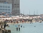 إقبال كبير على شواطئ الإسكندرية مع الموجة الخماسينية الحارة.. هروب الأهالى من الحر إلى البحر والحرارة تسجل 33 درجة بالمحافظة.. هدوء تام فى حركة الأمواج مع رفع الرايات الخضراء.. وتحذيرات من هطول أمطار.. صور