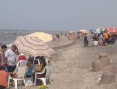 توافد المواطنين على شواطئ مصيف بلطيم وانتشار 100 منقذ بـ6 شواطئ.. صور