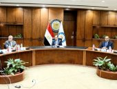 وزير البترول يسلم الرخصة الثانية لمزاولة تموين السفن بالوقود فى الموانئ المصرية