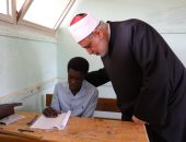 وكيل الأزهر يتفقد لجان امتحانات الثانوية الأزهرية ويوجه بتوزيع المياه الباردة على الطلاب