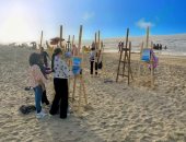 أطفال ينصبون مرسما على شواطئ مصيف بلطيم للتعبير عن صفاء المياه والشمس الساطعة.. صور