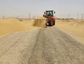 مجلس مدينة الخارجة يزيل الكثبان الرملية المتراكمة بفعل الرياح على طريق بورسعيد