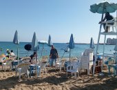 رفع الرايات الخضراء على شواطئ الإسكندرية بعد تحسن الطقس وهدوء الأمواج