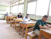 طلاب القسم الأدبى بالثانوية الأزهرية بالإسكندرية يؤدون امتحان مادة التوحيد 