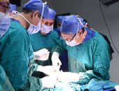 فريق مستشفى جامعة سوهاج ينجح في إنقاذ حياة شاب تعرض لقطع بشرايين الرقبة