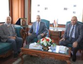 محافظ سوهاج يلتقى وفد وزارة النقل لمراجعة خط سير القطار السريع