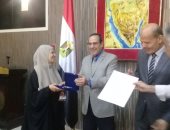 محافظ شمال سيناء يسلم هدية الرئيس شيكًا بمبلغ 50 ألف جنيه للأم المثالية