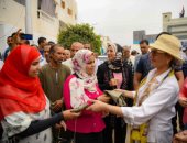 وزيرة البيئة توزع حقائب من القماش على أهالى قرية أبو دومة احتفالا بيوم البيئة