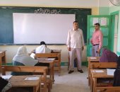 طلاب القسم الأدبى بالثانوية الأزهرية بالإسكندرية يؤدون امتحان البلاغة 