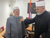 مفتي بلجراد يقلِّد مفتى الجمهورية وسامَ وحدة العالم الإسلامي