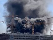 اندلاع حريق ضخم فى أحد مواقع البناء بهامبورج الألمانية وسط دوى انفجارات.. فيديو