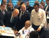 وزير الطيران يسلم أكبر الحجاج سنا تذاكر مجانية.. عمره 94 عاما