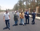 نائب محافظ الجيزة يتابع ميدانيا أعمال رصف طريق سقارة السياحى