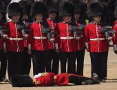 جنود بريطانيون يفقدون وعيهم أثناء تحيتهم للأمير وليام بسبب الحر الشديد.. فيديو 