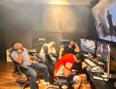 تامر حسنى فى الاستوديو من أجل مونتاج "تاج".. وفريق العمل نيام