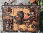 "ولاء" صممت حقائب نسائية من الخشب برسومات فرعونية.. شكلها مميز ووزنها خفيف