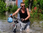 غرق المنازل وإجلاء المواطنين.. الأوكرانيون يفرون من الفيضانات بعد اختراق السد