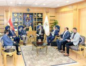 جامعة المنصورة تبحث تفعيل الدرجة العلمية المزدوجة مع جامعة لويفيل الأمريكية