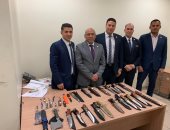ضبط 5 ركاب بمطار القاهرة بحوزتهم مخدرات وأسلحة بيضاء.. صور