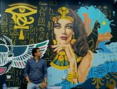 "أحمد" زين شوارع بورسعيد بجدارية ضخمة بروح فرعونية مرسومة بطريقة معاصرة