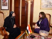 وزيرة الهجرة تستقبل كاهن كنيسة السيدة العذراء والقديسة دميانة بأيرلندا