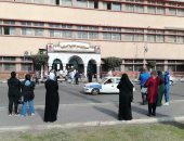 تجمع أولياء أمور طلاب الثانوية العامة خارج اللجان فى محافظة بورسعيد.. فيديو وصور