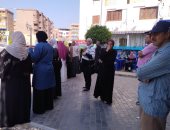 أولياء الأمور يدعمون أبنائهم بأول أيام امتحانات الثانوية العامة أمام لجان القليوبية.. فيديو وصور
