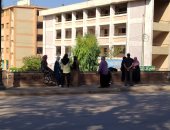 أولياء الأمور ينتظرون أبناءهم أمام لجان الثانوية العامة.. صور