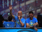 سيجار جوارديولا يخطف الأنظار في احتفال مانشستر سيتي بالثلاثية التاريخية.. صور
