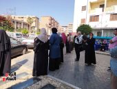 أولياء الأمور يدعمون أبناءهم بأول أيام ماراثون امتحانات الثانوية العامة أمام اللجان بالدعاء.. المحافظات تؤكد عدم رصد أى شكاوى والامتحانات تسير بشكل طبيعى دون أى مشكلات.. والمحافظون يتفقدون غرف العمليات.. صور