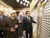 رئيس وزراء العراق يزور مسجد الحسين ويلتقى الجالية العراقية.. صور وفيديو