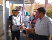 توزيع ورود ومياه معدنية وسناكس لطلاب الثانوية العامة بالوادى الجديد