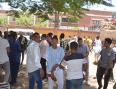طلاب الثانوية العامة بالأقصر يتوافدون على لجان الاقتصاد والإحصاء.. صور