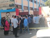 لجان الثانوية العامة بمدرسة طبرى الحجاز بمصر الجديدة تسمح للطلاب بالدخول