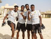 غانا تستعد لمواجهة المنتخب الأولمبى بتدريبات على الرمال.. صور
