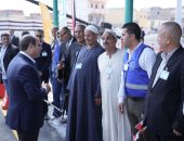الرئيس السيسى يصل قرية الأبعادية فى البحيرة لافتتاح عدد من مشروعات "حياة كريمة" .. الرئيس يتفقد الوحدة الصحية ودار المسنين ويطمئن على النزلاء ويدير حوارًا مع حشد من المواطنين بالقرية.. صور