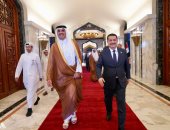 رئيس الوزراء العراقى يستقبل أمير دولة قطر لدى وصوله إلى بغداد فى زيارة رسمية