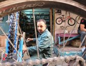 قصة "جراح العجلات" أقدم عجلاتى بمدينة الأقصر منذ 30 سنة.. فيديو وصور