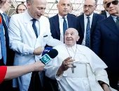 البابا فرانسيس يغادر المستشفى ويعود للفاتيكان بعد خضوعه لعملية جراحية.. فيديو وصور 